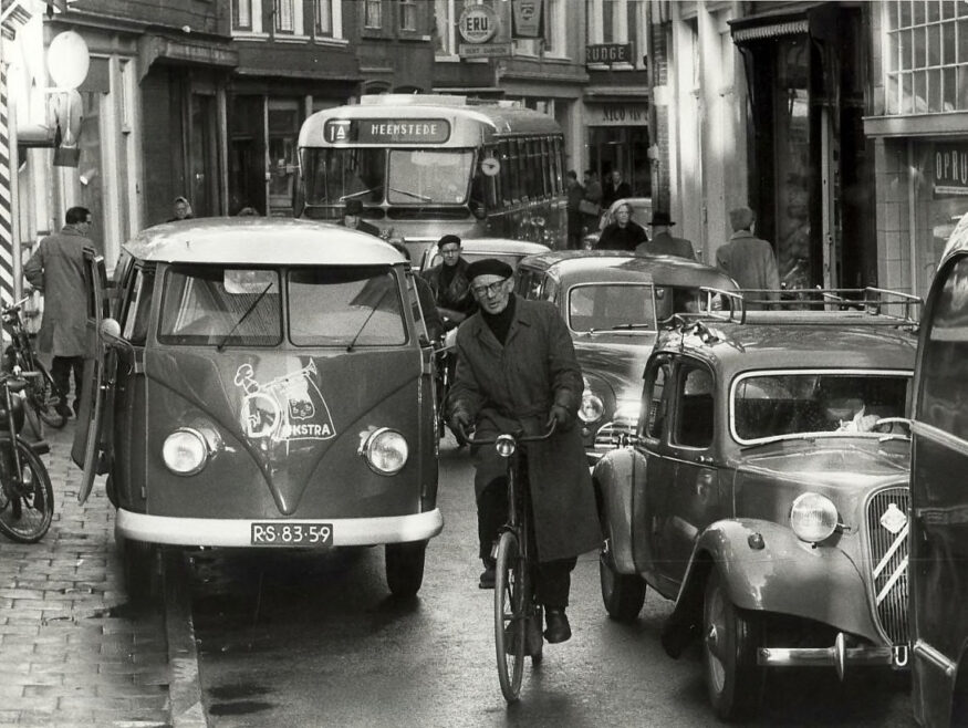 zo-kan-het-ook:-fietsen-bussen-en-auto's-reden-in-1958-nog-door-de-Gierstraat
